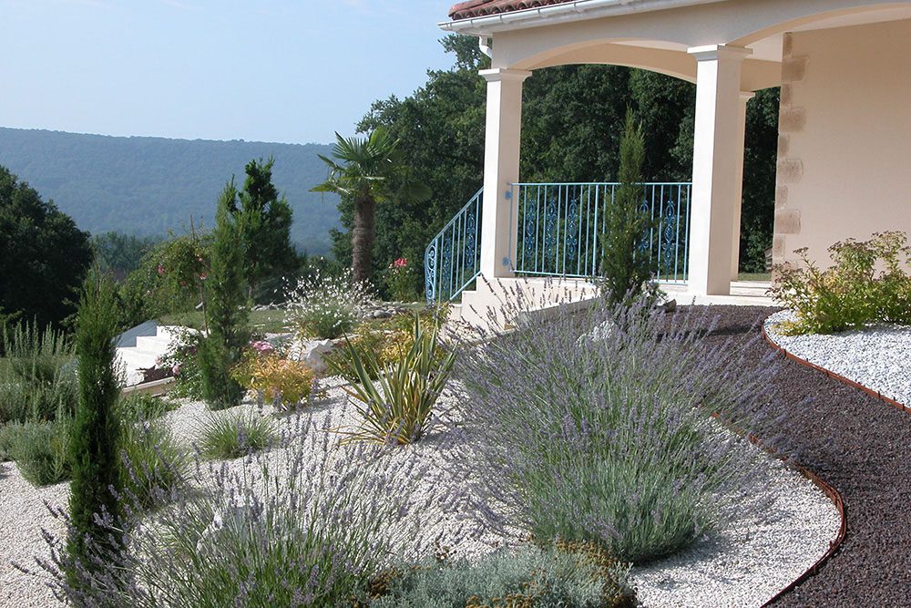 Un cheminement agréable dans votre jardin avec de belles allées